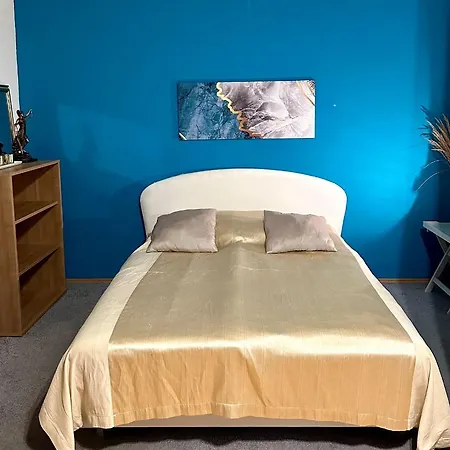 Cozy Near Hockey & Football Stadium Apartment *